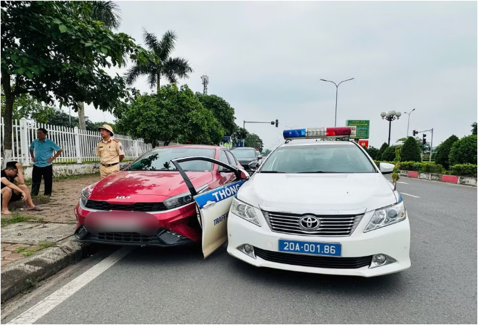 Tài xế vi phạm nồng độ cồn, lái xe tông thẳng vào xe CSGT để bỏ chạy